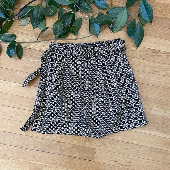 Scotch and Soda Women's High Rise Mid Length Shorts, Yellow and Black Print XS - Picture 5 of 16